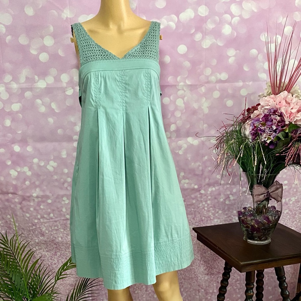 Beautiful little dress with crochet-like detail at top. Large bow in back.